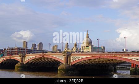 Die Blackfriars Bridge ist eine Straßen- und Fußgängerbrücke über die Themse in London zwischen der Waterloo Bridge und der Blackfriars Railway Bridge Stockfoto