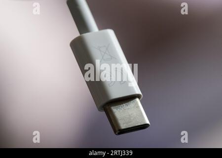 Lierde, Belgien. September 2023. Die Abbildung zeigt Details eines Apple USB-C-Anschlusses für Ladekabel von elektronischen Geräten in Lierde, Mittwoch, 13. September 2023. Nach den europäischen Rechtsvorschriften müssen Hersteller elektronischer Geräte bis Ende 2024 alle neuen Smartphones, Tablets und Kameras mit einem USB-C-Anschluss ausstatten. Apple verwendet bisher seine eigene Lightning-Technologie, hat jedoch kürzlich angekündigt, dass die neueste Version des iPhone (iPhone 15) über einen universellen USB-C-Ladeanschluss verfügt. BELGA PHOTO NICOLAS MAETERLINCK Credit: Belga News Agency/Alamy Live News Stockfoto