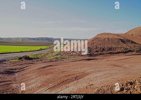 Abseits der alten Straße auf einer Baustelle gefräst, um die Baustraße quer zu verlegen Stockfoto