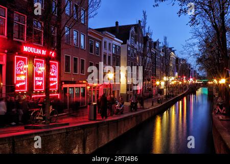 Nachtaufnahme des Moulin Rouge im Oudezijds Achterburgwal im Rotlichtviertel in Amsterdam, Niederlande Stockfoto