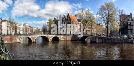 Panoramablick auf die Ecke Keizersgracht und Leidsegracht in Amsterdam, Niederlande Stockfoto