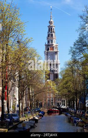 Blick über den Kanal am Groenburgwal zur Zuiderkerk in Amsterdam, Niederlande im Frühjahr Stockfoto