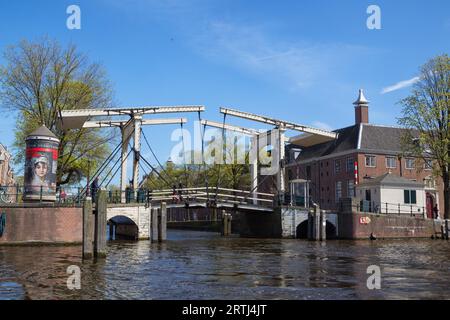 Brücke über die Nieuwe Herengracht von der Amstel in Amsterdam, Niederlande im Frühjahr. Blick auf eine Brücke über die Nieuwe Herengracht vom Stockfoto