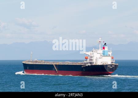 Das Frachtschiff Coral Ring im Meer vor Vancouver, British Columbia, Kanada Stockfoto