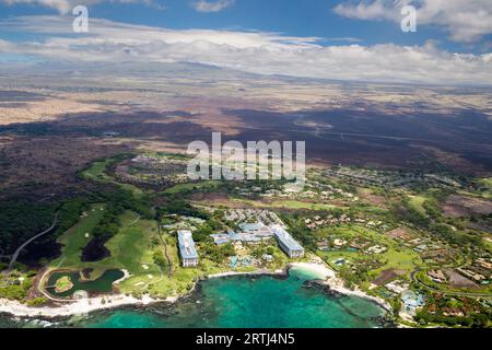 Luftaufnahme des Luxushotels Fairmont Orchid an der Westküste von Big Island, Hawaii, USA, mit Blick auf die wolkenbedeckte Mauna Kea Stockfoto