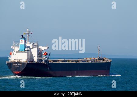 Das Frachtschiff Coral Ring im Meer vor Vancouver, British Columbia, Kanada Stockfoto