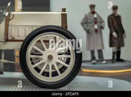 Auf einer Ausstellungsfläche von 3, 000 mÂ² beherbergt das August Horch Museum in Zwickau rund 70 große Exponate der historischen Marken Audi, DKW, Horch und Stockfoto