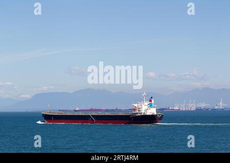 Das Frachtschiff Coral Ring im Meer vor Vancouver, British Columbia, Kanada Stockfoto