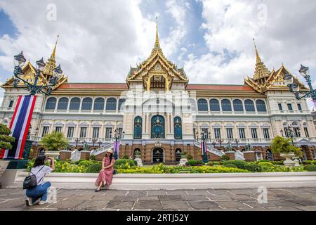 Bangkok, Thailand. Juni 2023. Touristen machen Fotos am Grand Palace Scenic Spot in Bangkok, Thailand, 15. Juni 2023. Thailand hat eine vorübergehende Befreiung von der Visumpflicht für Besucher aus China und Kasachstan während der Hochsaison zum Jahresende genehmigt, um seine wichtige Tourismusbranche zu unterstützen. Quelle: Wang Teng/Xinhua/Alamy Live News Stockfoto