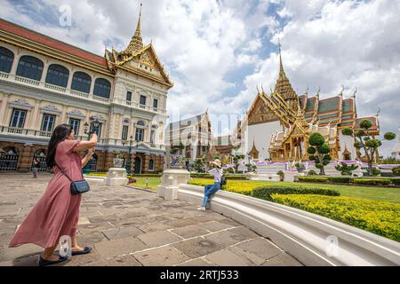 Bangkok, Thailand. Juni 2023. Touristen machen Fotos am Grand Palace Scenic Spot in Bangkok, Thailand, 15. Juni 2023. Thailand hat eine vorübergehende Befreiung von der Visumpflicht für Besucher aus China und Kasachstan während der Hochsaison zum Jahresende genehmigt, um seine wichtige Tourismusbranche zu unterstützen. Quelle: Wang Teng/Xinhua/Alamy Live News Stockfoto