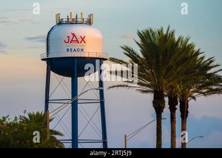 Blick auf den Jax Beach Water Tower bei Sonnenuntergang vom A1A Scenic & Historic Coastal Byway in Jacksonville Beach, Florida. (USA) Stockfoto