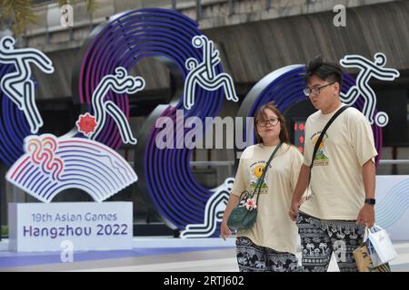Bangkok, Thailand. September 2023. Fußgänger sind vor dem Emblem der 19. Asienspiele Hangzhou in Bangkok, Thailand, 13. September 2023 zu sehen. Quelle: Rachen Sageamsak/Xinhua/Alamy Live News Stockfoto