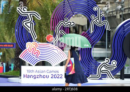 Bangkok, Thailand. September 2023. Ein Fußgänger ist vor dem Emblem der 19. Asiatischen Spiele Hangzhou in Bangkok, Thailand, 13. September 2023 zu sehen. Quelle: Rachen Sageamsak/Xinhua/Alamy Live News Stockfoto