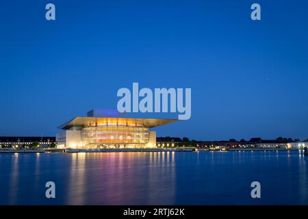 Kopenhagen, Dänemark, 05. Juni 2016: Das von Henning Larsen Architekten entworfene beleuchtete Opernhaus bei Nacht Stockfoto