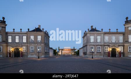 Kopenhagen, Dänemark, 05. Juni 2016: Abendfotografie des Palais Amalienborg und des Opernhauses im Hintergrund Stockfoto