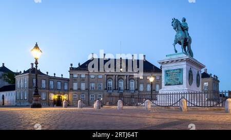 Kopenhagen, Dänemark, 05. Juni 2016: Abendfotografie des Palastes Amalienborg und der Statue Friedrichs V. Stockfoto