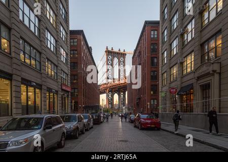 New York, United States of America, 18. November 2016: Säule der Manhattan Bridge aus einer Gasse im Distrikt Dumbo in Brooklyn Stockfoto