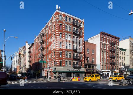 New York City, United States of America, 17. November 2016: Ein typisches Eckhaus mit Feuerschutzleitern im East Village Stockfoto