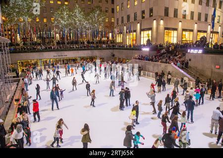 New York, Vereinigte Staaten von Amerika, 19. November 2016: Menschen auf der Eislaufbahn im berühmten Rockefeller Center Stockfoto