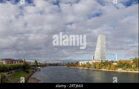 Basel, Schweiz, 20. Oktober 2016: Panoramablick auf den Rhein mit dem Roche-Turm Stockfoto