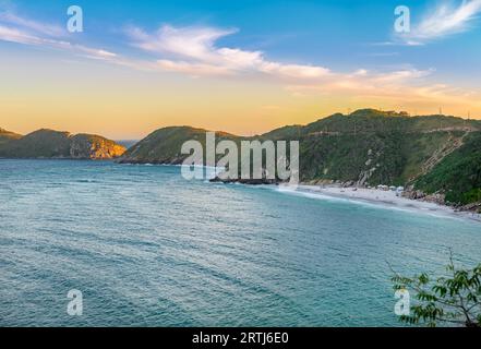 Sonnenuntergang an den kristallklaren und türkisfarbenen Stränden von Pontal do Atalaia, Arraial do Cabo, Rio de Janeiro, Brasilien Stockfoto