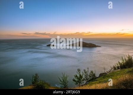 Sonnenuntergang an den kristallklaren und türkisfarbenen Stränden von Pontal do Atalaia, Arraial do Cabo, Rio de Janeiro, Brasilien Stockfoto