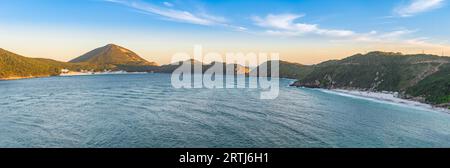 Sonnenuntergang an den kristallklaren und türkisfarbenen Stränden von Pontal do Atalaia, Arraial do Cabo, Rio de Janeiro, Brasilien Stockfoto