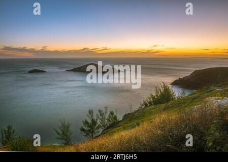 Sonnenuntergang an den kristallklaren und türkisfarbenen Stränden von Pontal do Atalaia, Arraial do Cabo, Rio de Janeiro, Brasilien Stockfoto