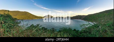 Landschaften und kristallklare türkisfarbene Strände von Pontal do Atalaia, Arraial do Cabo, Rio de Janeiro, Brasilien Stockfoto