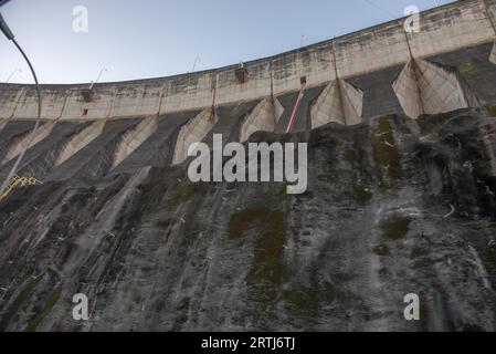 Foz do Iguacu, Brasilien, 10. juli 2016: Blick auf den Riesenstamm Itaipu, der sich am Fluss Parana an der Grenze zu Brasilien und Paraguay befindet Stockfoto