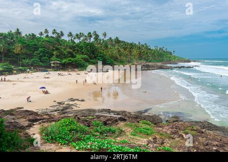 Itacare, Brasilien, 6. Dezember 2016: Touristen an der erstaunlichen wilden Küste im Bundesstaat Itacare Bahia in Brasilien Stockfoto