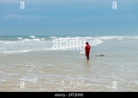 Itacare, Brasilien, 7. Dezember 2016: Fischer am wunderschönen Strand und in der Natur in der Nähe von Itacare in Bahia Brasilien Stockfoto