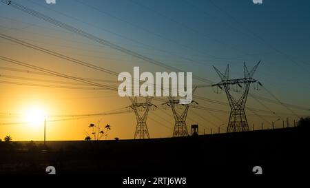 Foz do Iguazu, Brasilien, 10. juli 2016: Stromleitungen bei Sonnenuntergang in der Nähe des Itaipu-Staudamms am Fluss Parana, der die Grenze zwischen Brasilien und darstellt Stockfoto