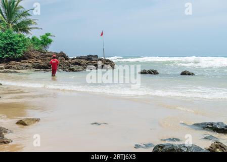 Itacare, Brasilien, 7. Dezember 2016: Fisherman at the Amazing Nature at the Itacarezinho Beach Stockfoto