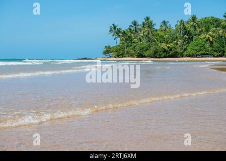 Itacare, Brasilien, 8. Dezember 2016: Wunderschöne Landschaften und Wassertexturen am Strand von Itacare in Brasilien Stockfoto