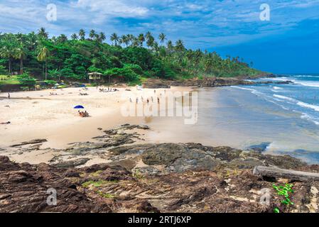 Itacare, Brasilien, 6. Dezember 2016: Touristen am wunderschönen Strand von Tiririca in der Stadt Itacare in Bahia Brasilien Stockfoto