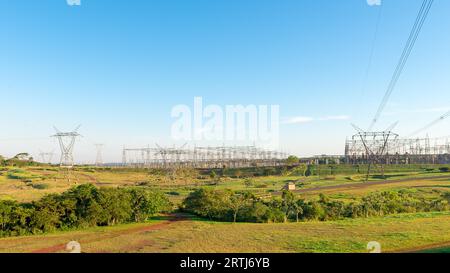 Foz do Iguazu, Brasilien, 8. juli 2016: Blick auf die Stromleitungen des Itaipu Dam, Wasserkraftwerk an der Grenze von Brasilien und Paraguay Stockfoto