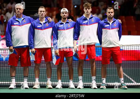 (L-R) der tschechische Tenniskapitän Jaroslav Navratil und die Spieler Jiri Lehecka, Tomas Machac, Jakub Mensik, Adam Pavlasek hören der nationalen anth zu Stockfoto