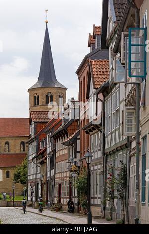 Fassaden von Fachwerkhäusern in der Brühlstraße mit dem Kirchturm der Basilika St. Godehard, Hildesheim, Niedersachsen, Deutschland Stockfoto