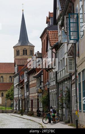 Fassaden von Fachwerkhäusern in der Brühlstraße mit dem Kirchturm der Basilika St. Godehard, Hildesheim, Niedersachsen, Deutschland Stockfoto