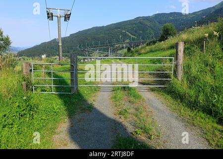 Metalltor auf einem Wanderweg in der Nähe von Kaprun Stockfoto