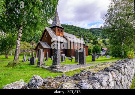 „Hol Old Church“ (stammt aus dem 1200. Jahrhundert) in Hol, Viken, Norwegen. Stockfoto