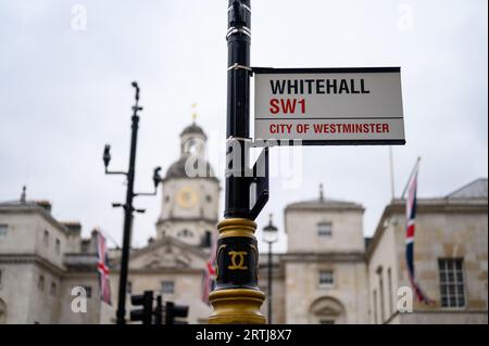 LONDON - 24. April 2023: Das Whitehall-Straßenschild steht vor dem Hintergrund einer unkonzentrierten Horse Guards Parade, einer britischen Kulturszene. Stockfoto