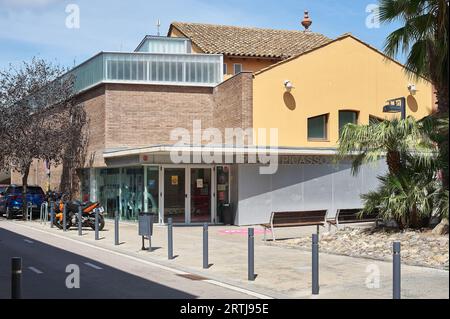 Viladecans, Spanien - 13. September 2023: Außenansicht des Ateneu d’Entitats Pablo Picasso-Gebäudes in Viladecans. Stockfoto