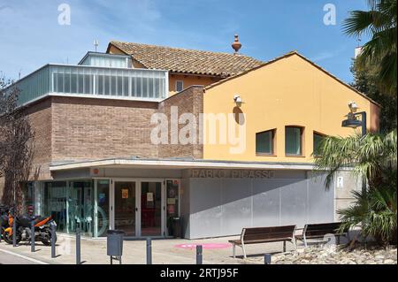 Viladecans, Spanien - 13. September 2023: Außenansicht des Ateneu d’Entitats Pablo Picasso-Gebäudes in Viladecans. Stockfoto