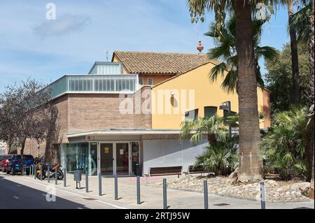 Viladecans, Spanien - 13. September 2023: Außenansicht des Ateneu d’Entitats Pablo Picasso-Gebäudes in Viladecans. Stockfoto