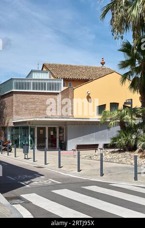 Viladecans, Spanien - 13. September 2023: Außenansicht des Ateneu d’Entitats Pablo Picasso-Gebäudes in Viladecans. Stockfoto