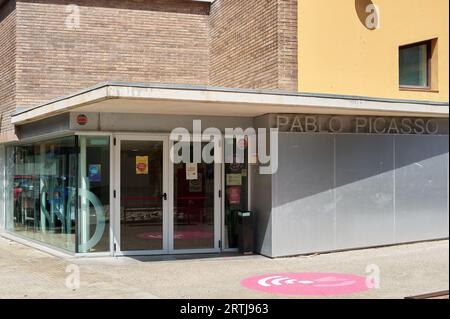 Viladecans, Spanien - 13. September 2023: Außenansicht des Ateneu d’Entitats Pablo Picasso-Gebäudes in Viladecans. Stockfoto