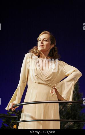 Greta Scacchi (Amanda Prynne) in PRIVATE LIVES von Noel Coward am Theatre Royal Bath, England 07/2005 Bühnenbild & Beleuchtung: Peter Mumford Kostüme: Luke Smith Regie: Thea Sharrock Stockfoto