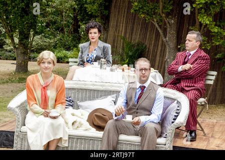 l-r: Sophie Franklin (Sybil Chase), Pandora Clifford (Amanda Prynne), Christopher Jordan (Victor Prynne), Rodney Matthew (Elyot Chase) in PRIVATLEBEN von Noel Coward in den Wadham College Gardens, Oxford, England 28/07/2010 an Oxford Shakespeare Company Production Kostüme: Adrian Lillie Regisseur: Nicholas Green Stockfoto